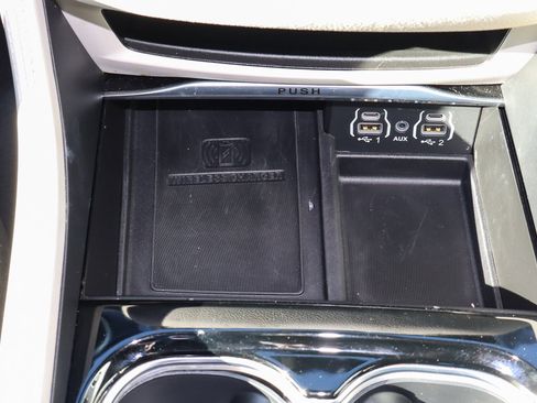 Used 2023 Chrysler Pacifica Limited image 24