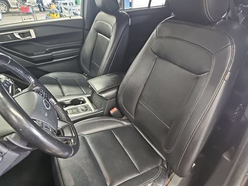 Used 2020 Ford Explorer XLT w/ Equipment Group 202A AWD/4WD image 15