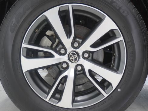 Used 2018 Toyota RAV4 XLE FWD image 29