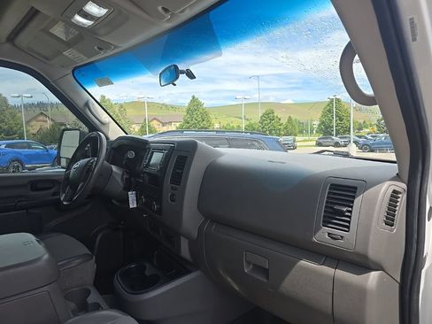 Used 2016 Nissan NV 3500 SL w/ Technology Package RWD image 6