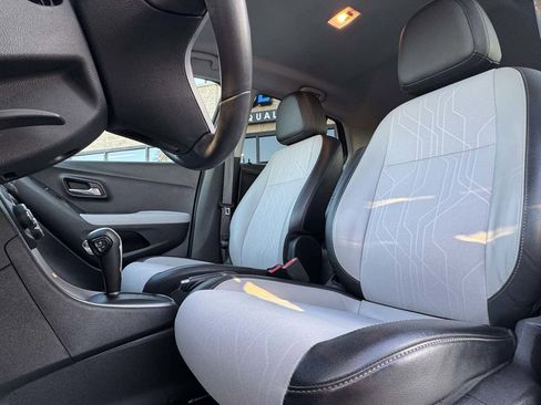 Used 2020 Chevrolet Trax LT w/ LT Convenience Package image 21