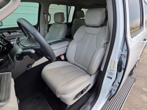Used 2023 Jeep Wagoneer L Series III w/ Premium Group I AWD/4WD image 15