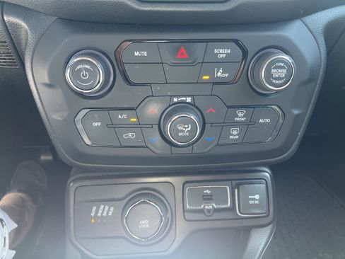Used 2022 Jeep Renegade Latitude w/ Convenience Group AWD/4WD image 15
