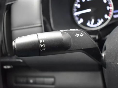 Used 2024 Nissan Pathfinder SV FWD image 25