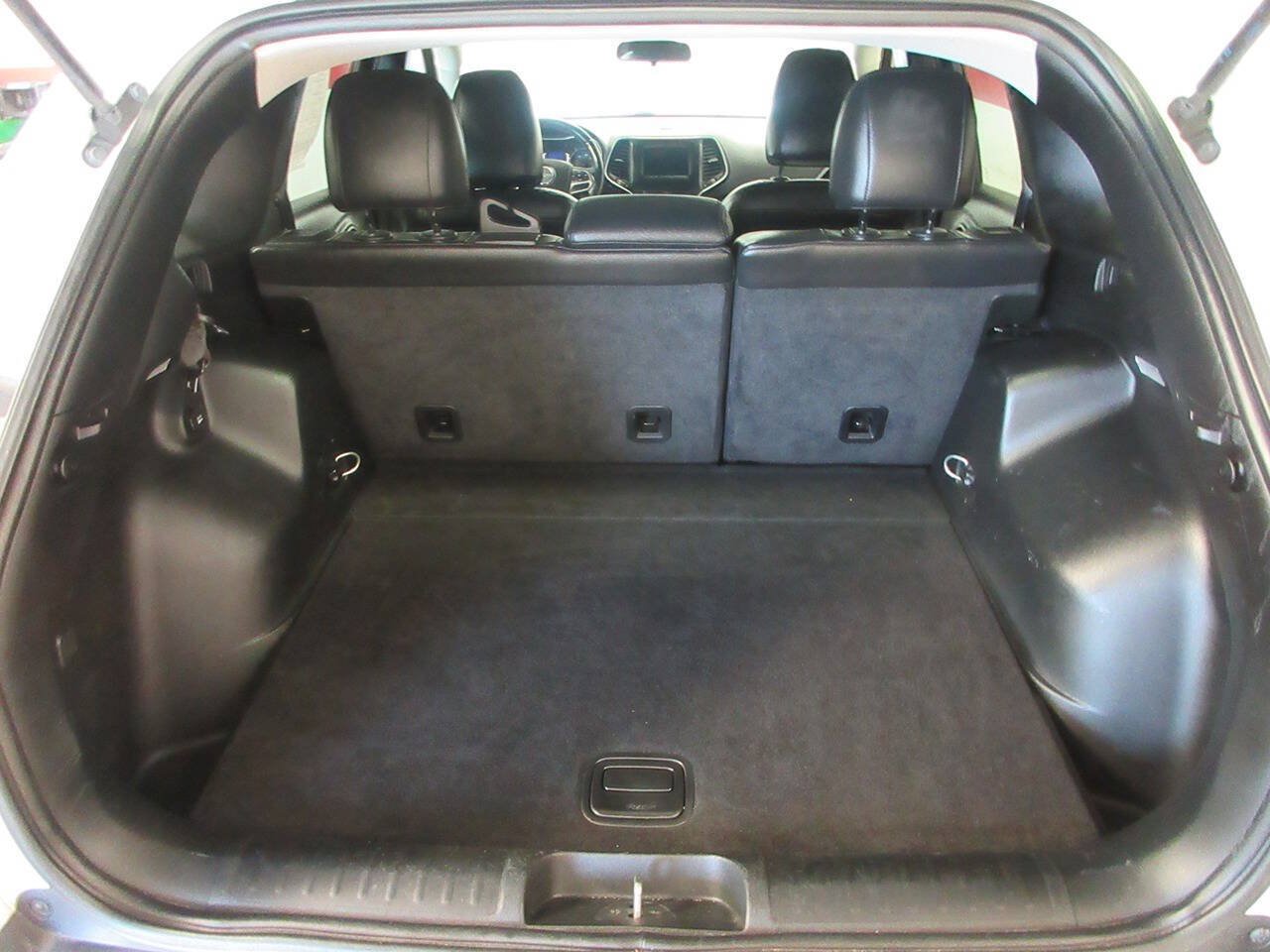 Used 2019 Jeep Cherokee Latitude w/ Cold Weather Group AWD/4WD image 24