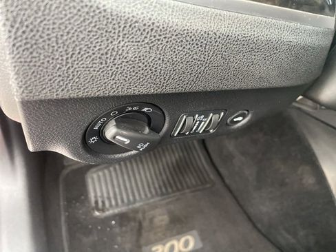 Used 2014 Chrysler 300 C image 24