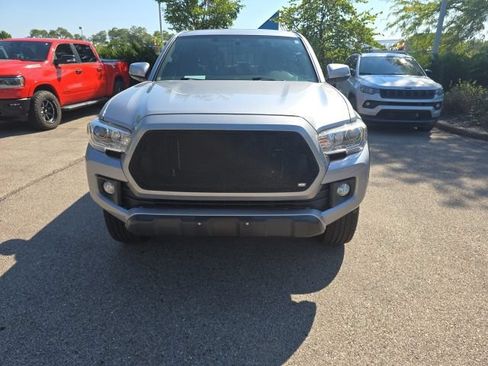 Used 2017 Toyota Tacoma TRD Off-Road AWD/4WD image 2