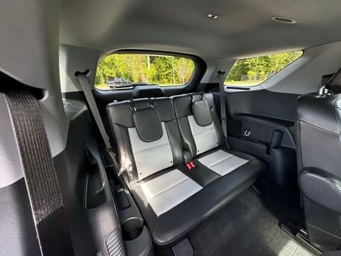 Used 2023 Ford Explorer XLT w/ XLT Sport Appearance Package AWD/4WD image 15