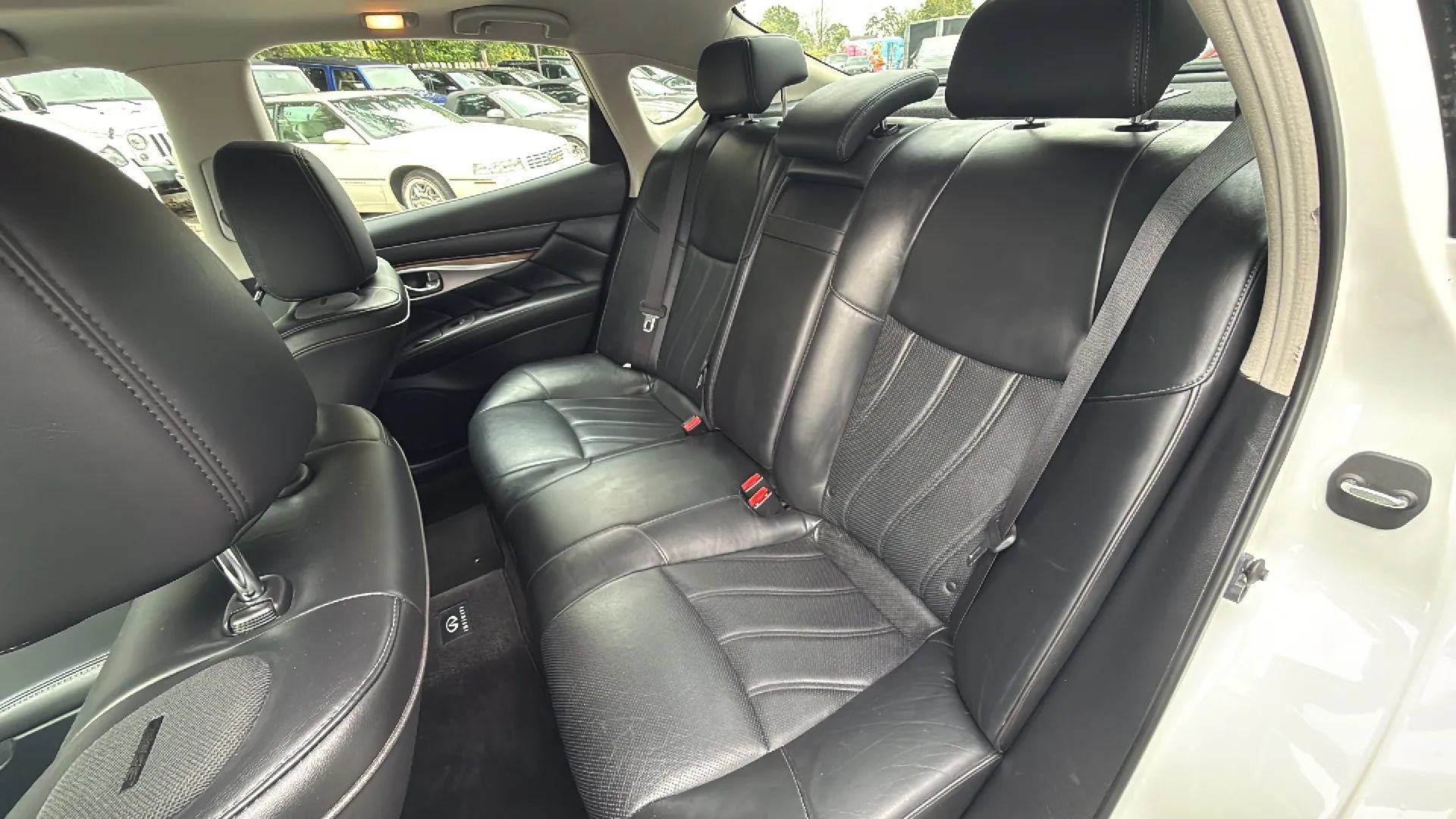Used 2015 INFINITI Q70 3.7 w/ Deluxe Touring Package AWD/4WD image 20