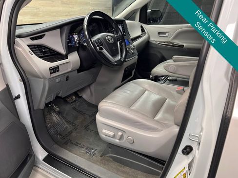 Used 2018 Toyota Sienna XLE w/ XLE Navigation Package image 4