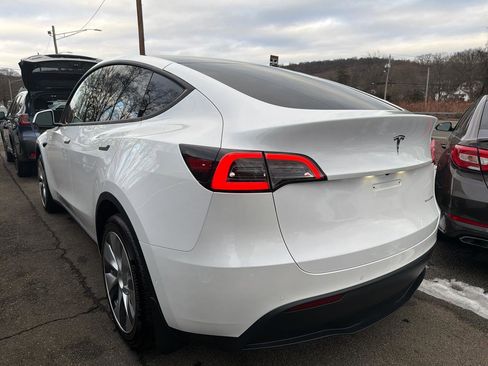 Used 2021 Tesla Model Y Long Range image 12