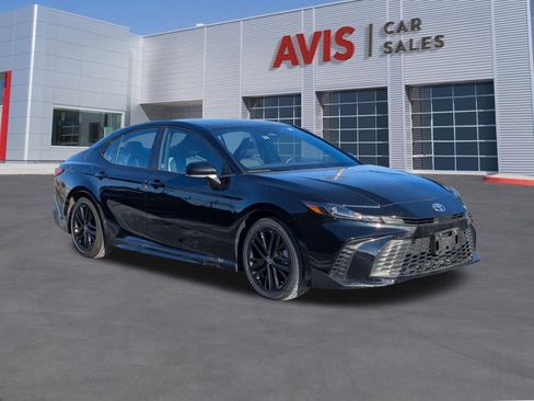 Used 2025 Toyota Camry SE image 9
