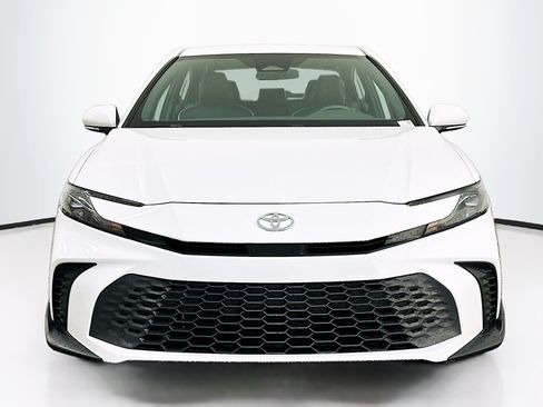 Used 2025 Toyota Camry SE FWD image 2