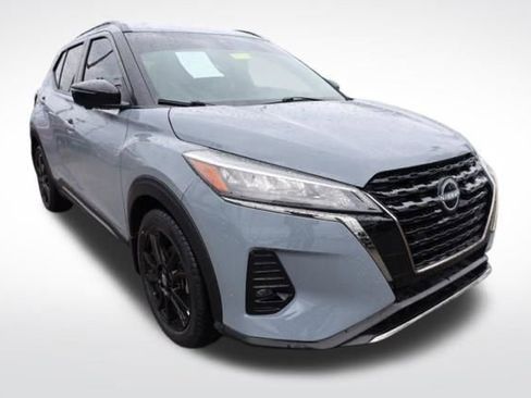 Used 2024 Nissan Kicks SR w/ SR Premium Package image 3