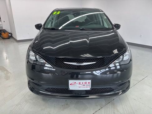 Used 2023 Chrysler Voyager LX image 3