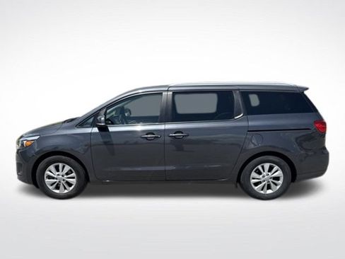 Used 2017 Kia Sedona LX w/ LX Essentials Premium Package FWD image 2