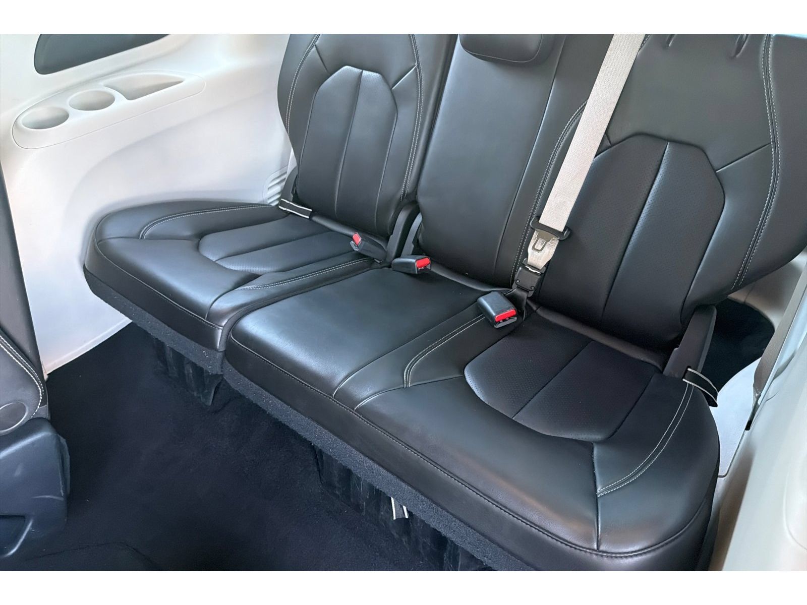 Used 2023 Chrysler Pacifica Touring-L FWD image 16