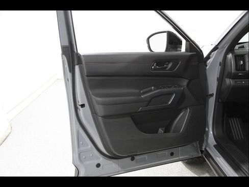 Used 2024 Nissan Pathfinder Rock Creek AWD/4WD image 4