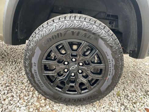 Used 2025 Chevrolet Colorado Trail Boss AWD/4WD image 15