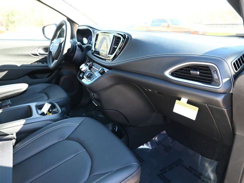 New 2026 Chrysler Pacifica Select image 20