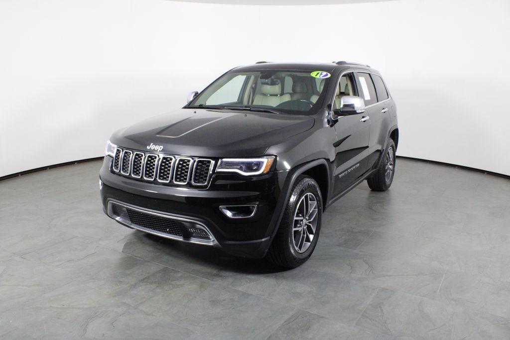 Used 2017 Jeep Grand Cherokee Limited w/ Luxury Group II RWD image 2