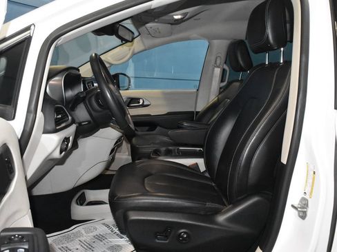 Used 2024 Chrysler Pacifica Touring-L image 7