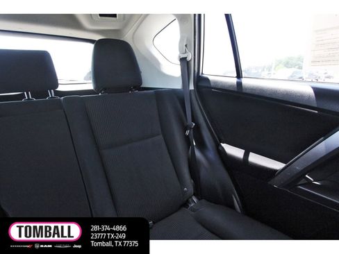 Used 2018 Toyota RAV4 LE FWD image 12