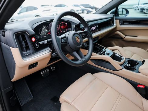 Certified 2024 Porsche Cayenne S image 4
