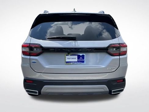 Used 2025 Honda Pilot Touring image 9