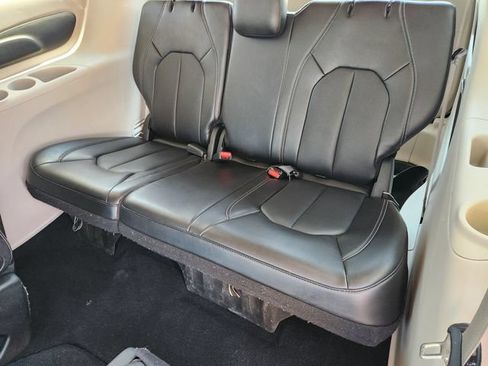 Used 2024 Chrysler Pacifica Touring-L FWD image 29