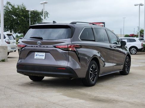 Used 2021 Toyota Sienna XLE FWD image 7