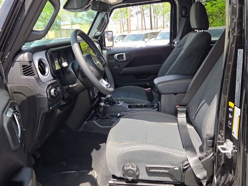 Used 2025 Jeep Wrangler Unlimited Sahara AWD/4WD image 5