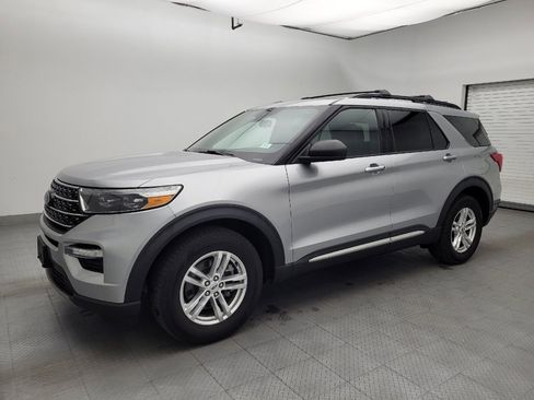 Used 2020 Ford Explorer XLT w/ Equipment Group 202A AWD/4WD image 2