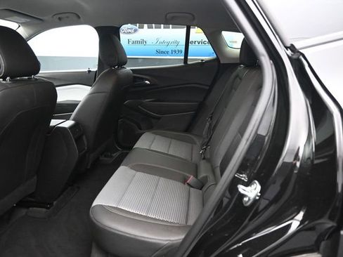 Used 2025 Chevrolet Trax LT w/ LT Convenience Package image 9