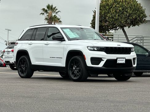 Used 2024 Jeep Grand Cherokee Altitude RWD image 8