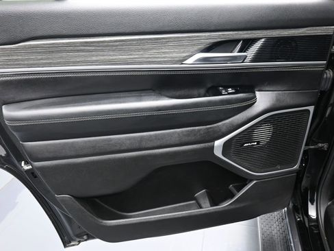 Used 2022 Jeep Wagoneer Series III w/ Flexible Seating Group image 13