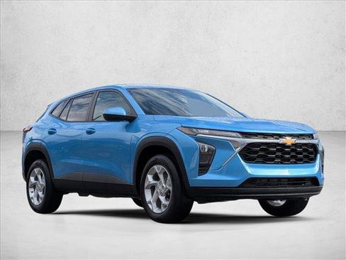 Used 2025 Chevrolet Trax LS w/ LS Convenience Package FWD image 3
