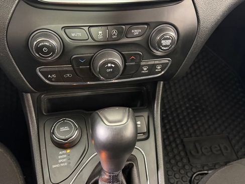 Used 2019 Jeep Cherokee Sport w/ Cold Weather Group AWD/4WD image 24