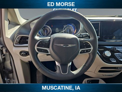 Used 2023 Chrysler Pacifica Touring-L image 14