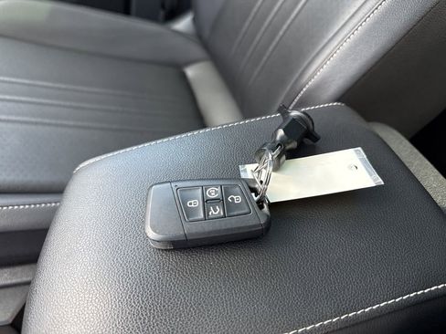 Certified 2022 Volkswagen Tiguan SE R-Line image 30