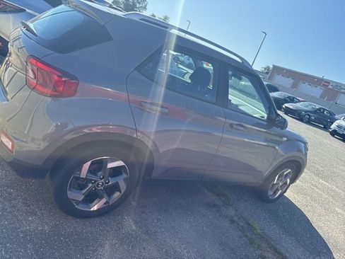 Used 2023 Hyundai Venue SEL FWD image 2