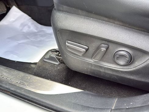 Used 2023 Toyota Highlander XLE AWD/4WD image 29