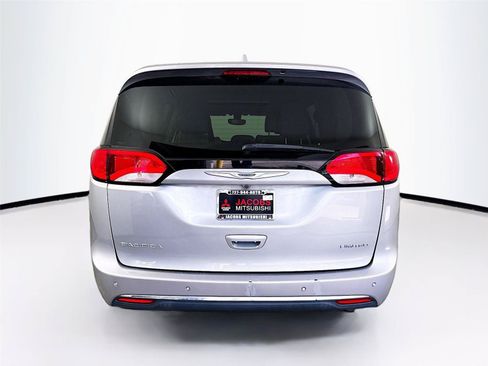 Used 2020 Chrysler Pacifica Limited FWD image 4