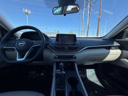 Used 2025 Nissan Altima 2.5 SV FWD image 33