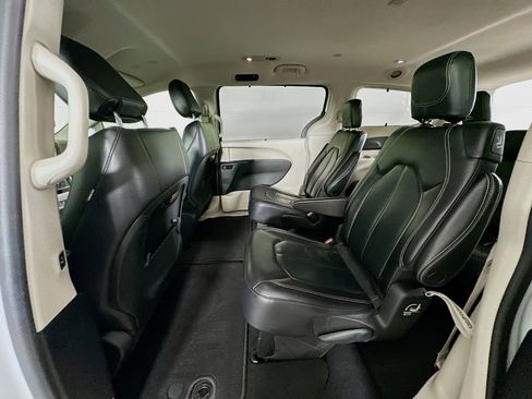 Used 2022 Chrysler Pacifica Touring-L FWD image 27