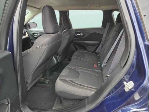 Used 2015 Jeep Cherokee Latitude w/ Comfort/Convenience Group FWD image 11