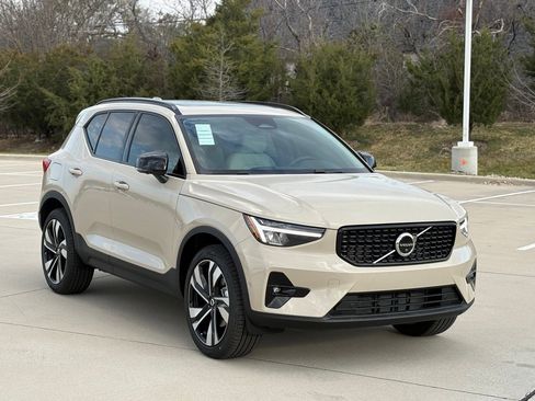 New 2026 Volvo XC40 B5 Plus w/ Protection Package Premier image 4