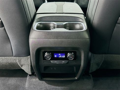 Used 2025 Chevrolet Traverse Z71 image 26