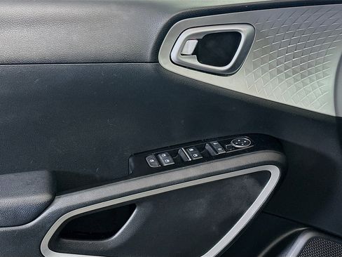 Used 2025 Kia Soul LX w/ LX Technology Package FWD image 15