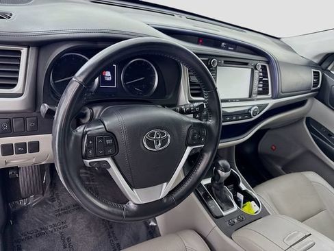 Used 2019 Toyota Highlander Limited FWD image 9